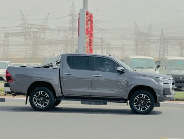 2020 Toyota Hilux SR5 RHD - Image 7