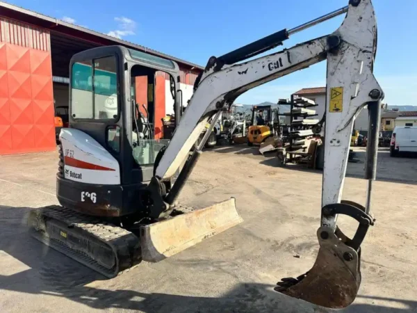 Bobcat E26 2.5 Tonnes Mini Excavator - Image 3