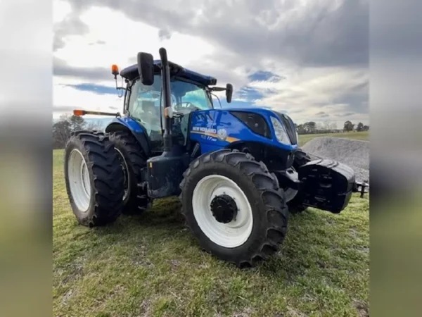 Used 2023 NEW HOLLAND T7.260 Tractor - Image 2